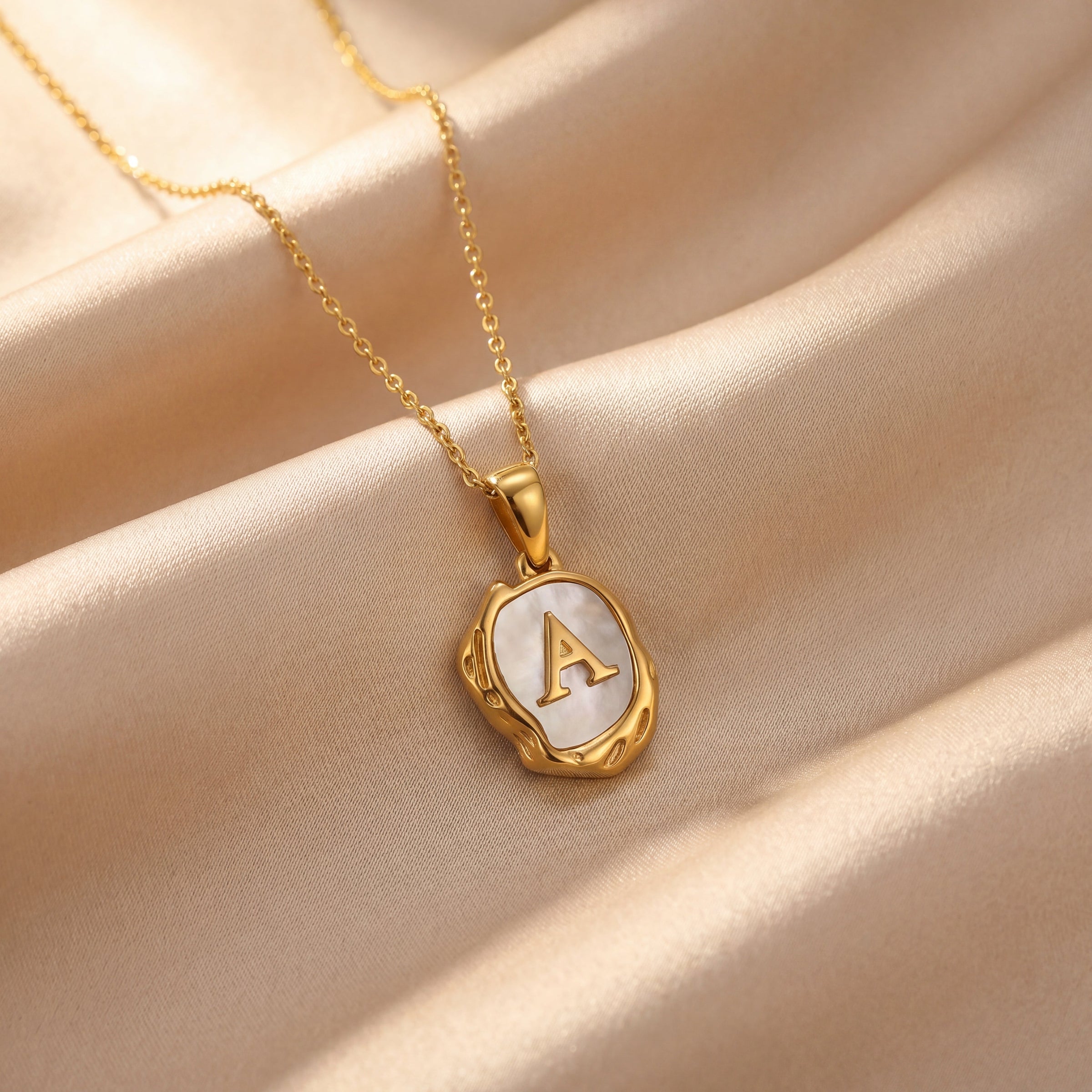 Lulu Classic Pearl Pendant
