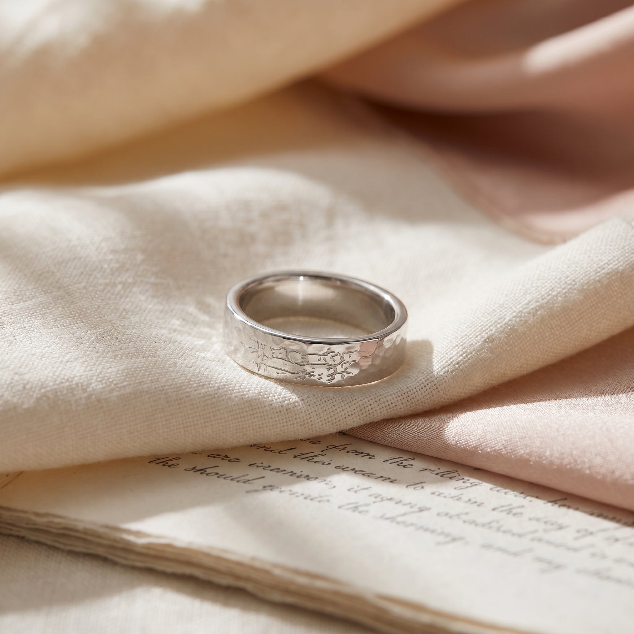 Qamar Throne Ring