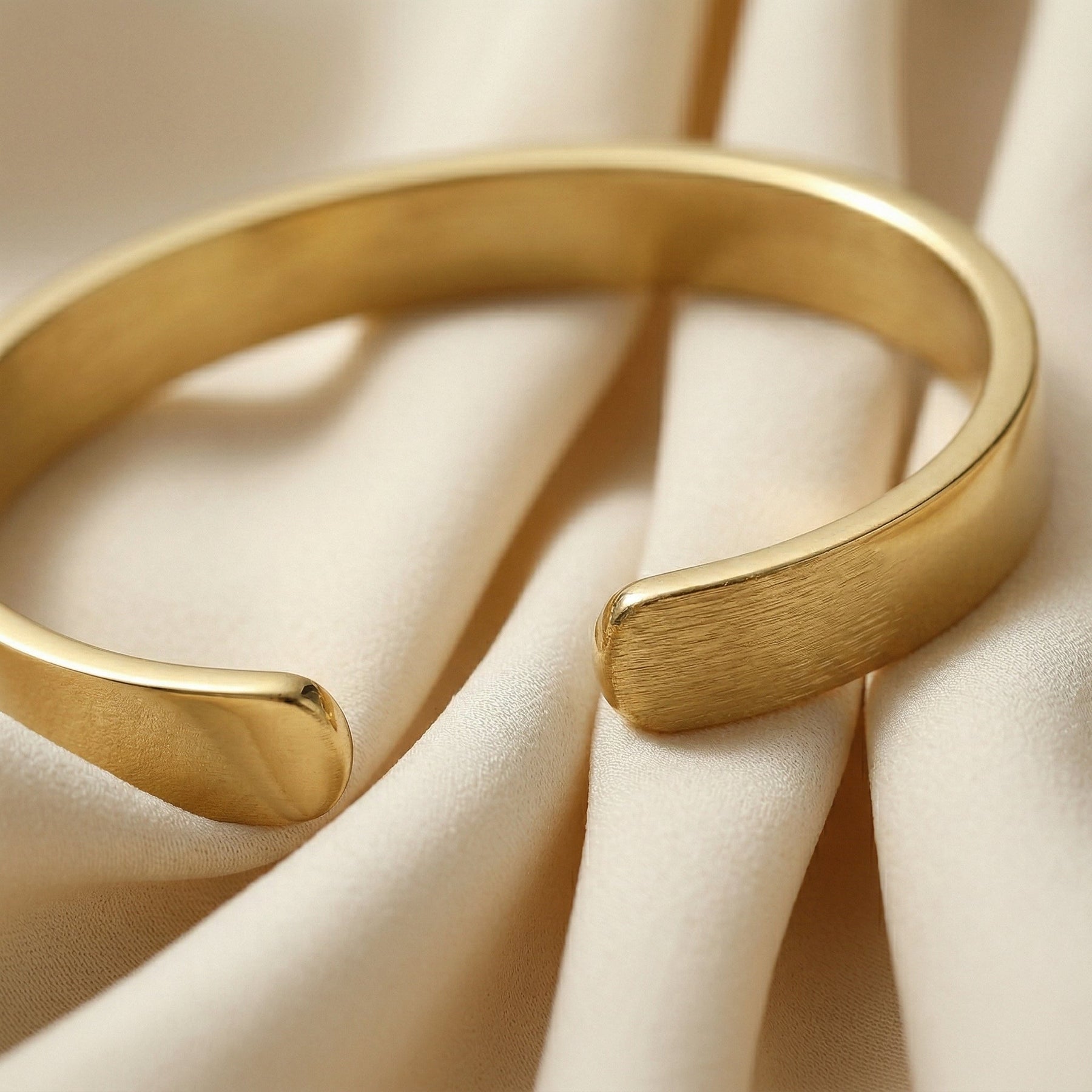 Qamar Dream of Gold Armband