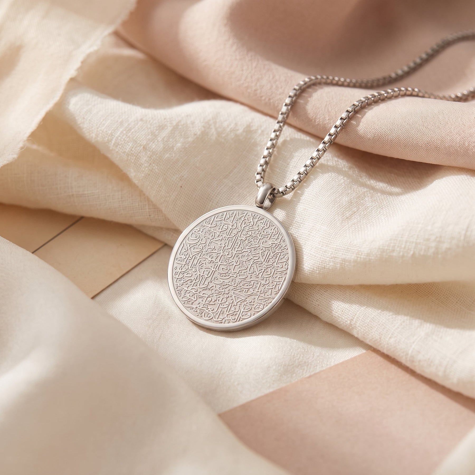Qamar Throne Necklace
