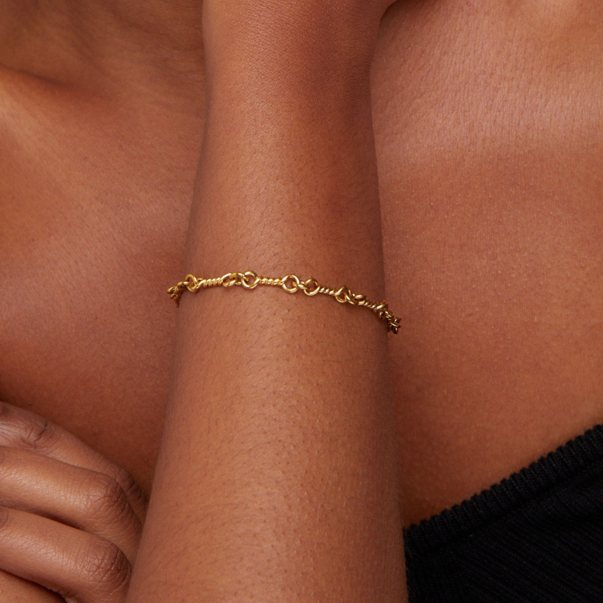 Figaro Gold Knot Chain Bracelet